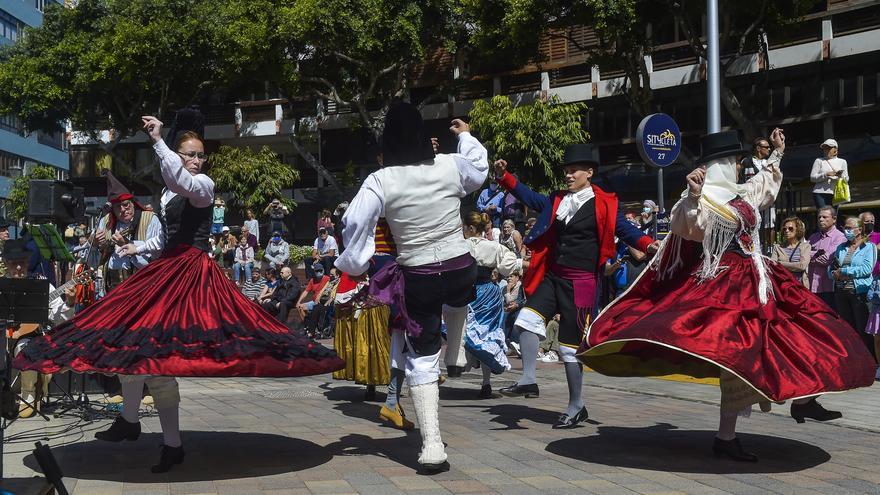 Folklore canario en la Plaza de España