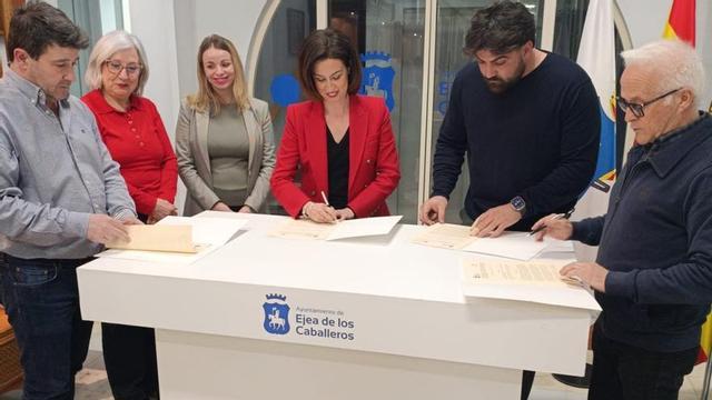 La alcaldesa ejeana rubricó los convenios con los representantes de las tres asociaciones.