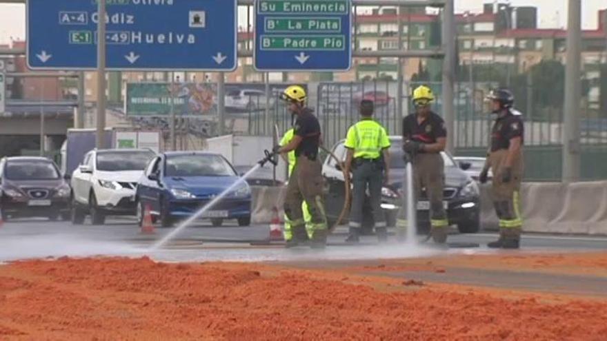 Una carga de tomates sobre la autovía causa un gran atasco en Sevilla