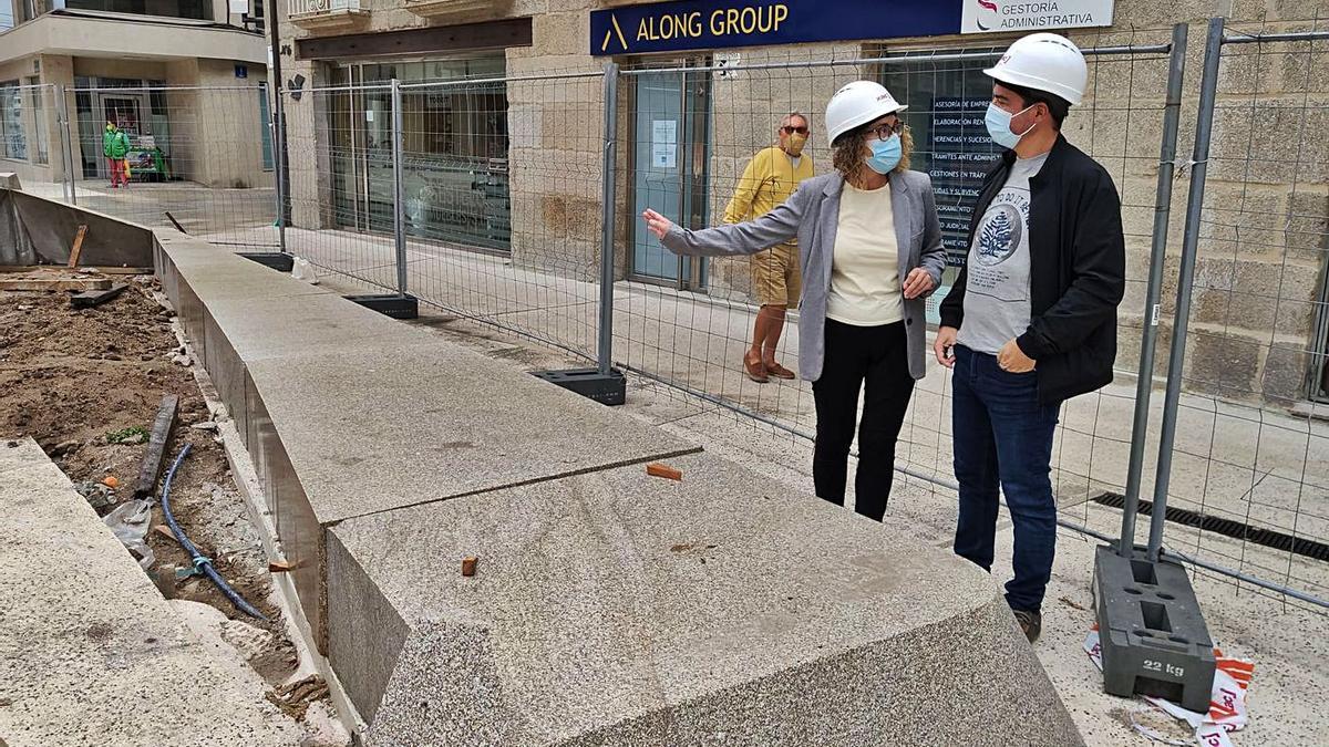 La alcaldesa, Cristina Fernández, y el edil Roberto Mera supervisan la instalación de jardineras. |   // D.P.