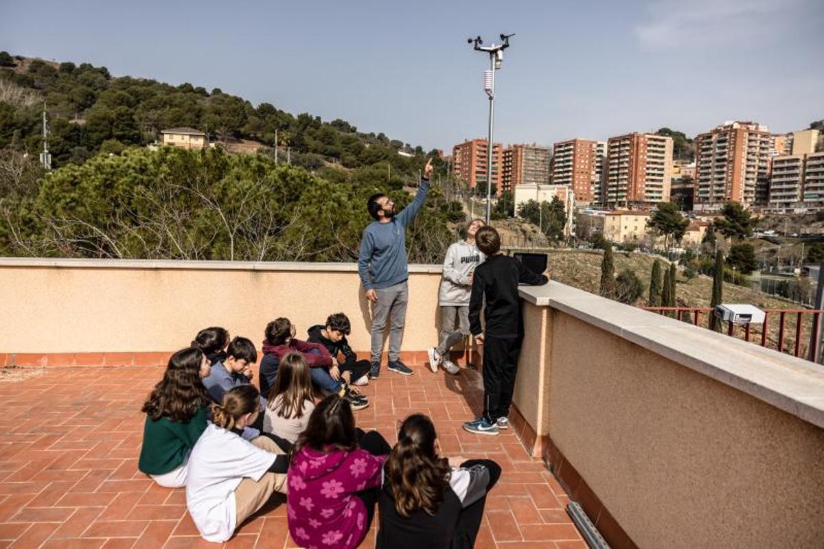 BARCELONA 22/02/2023 Sociedad. Instalación estacion meteorológica Jesuitas de Gracia. Fotos de niños con la estación. Preguntad por Marta Bernabeu, responsable de comunicación. FOTO de ÀNGEL GARCÍA