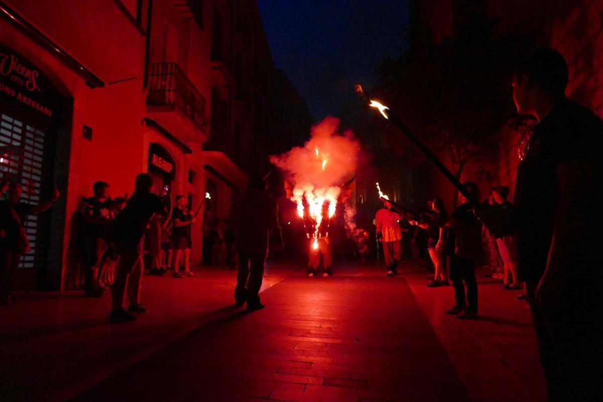 EN IMATGES | L'Encesa del Drac atrau desenes de persones per celebrar la revetlla de Sant Pere a Figueres