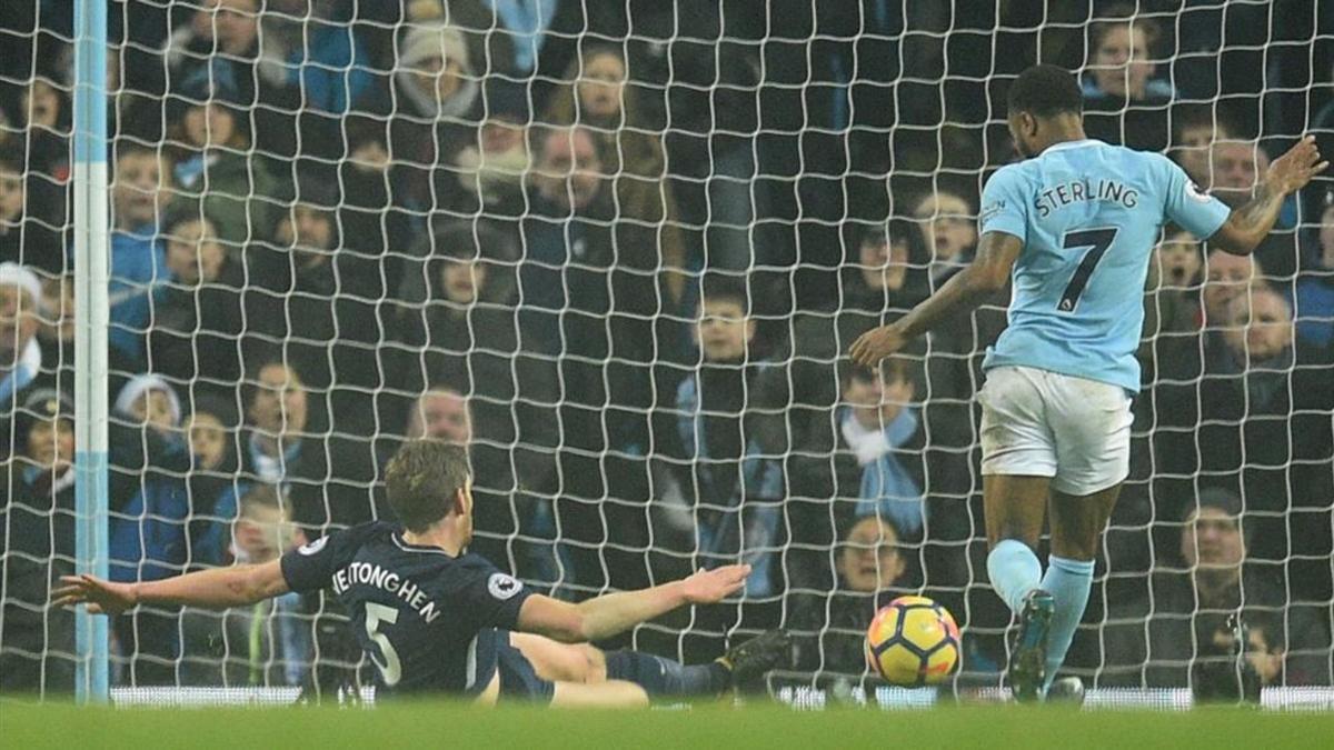 Raheem Sterling fusila uno de los dos goles que firmó en el Manchester City - Tottenham