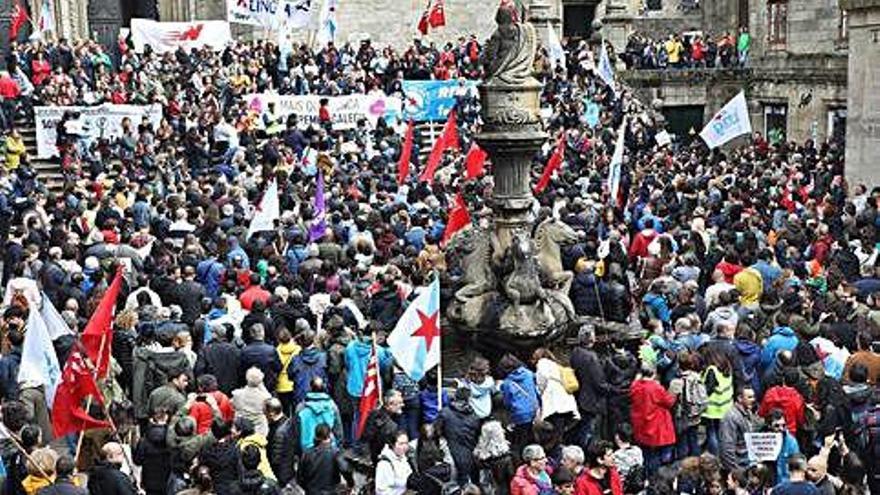 De arriba a abaixo, manifestación na Coruña, concentración en Santiago e o alcalde Xulio Ferreiro durante a marcha.