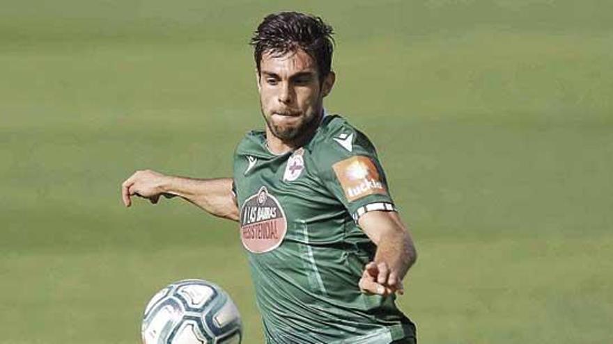 Salva Ruiz despeja un balón la pasada temporada en un partido a domicilio con el Deportivo.