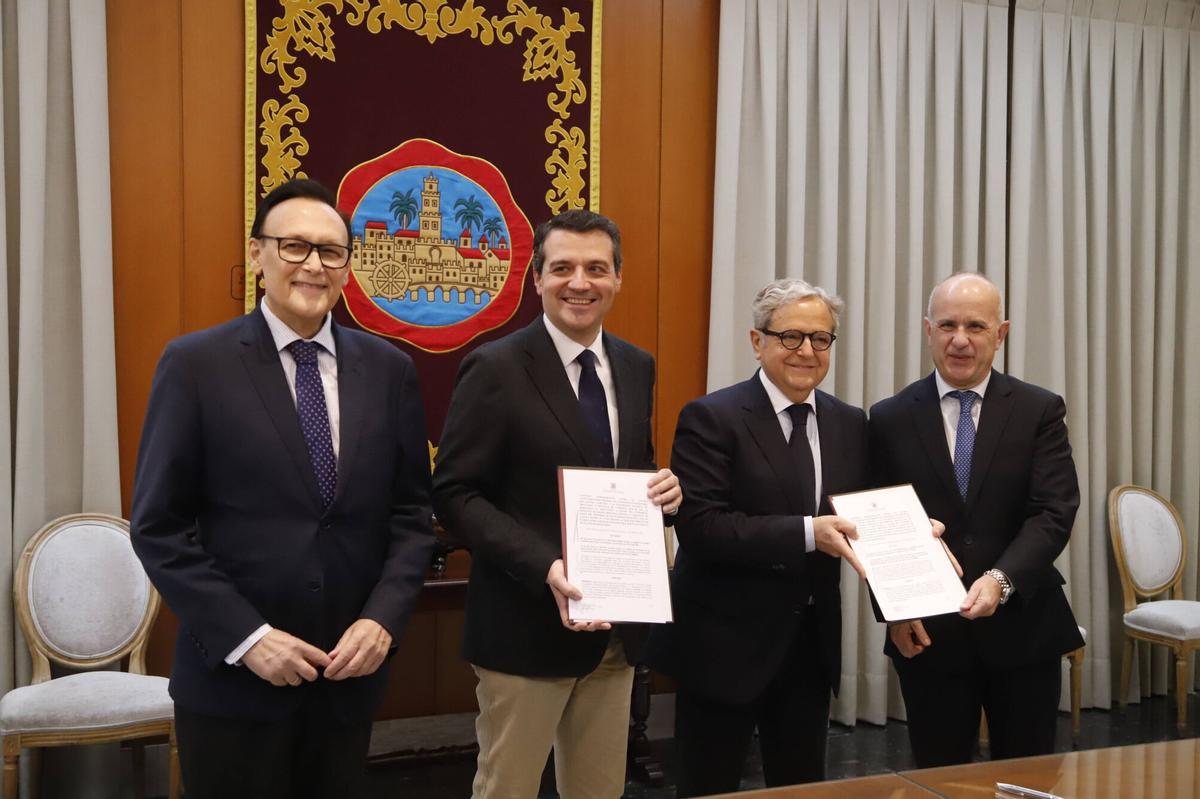 José María Bellido, junto al presidente de la Junta Rectora del Consorcio Universitario del Centro Asociado a la UNED en Córdoba, Salvador Fuentes, el Rector Magnífico de la UNED, Ricardo Mairal, y el consejero de Universidades de la Junta de Andalucía, José Carlos Gómez Villamandos, durante la firma del convenio de cesión del Ayuntamiento a la UNED.