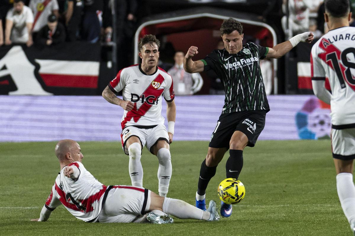 Germán Valera supera defensores, durante el partido en Vallecas.