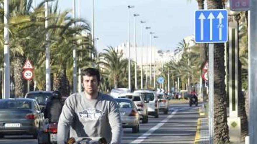 El carril bici de la Universidad Miguel Hernández de Elche tendrá pivotes para evitar que los conductores invadan el vial