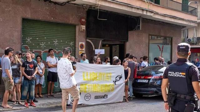 Imagen de la protesta ante los juzgados por la detención de las dos activistas de Santa Maria