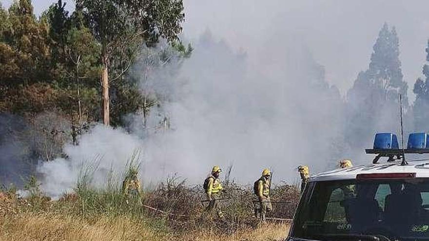 Brigadas sofocando el incendio en Madarnás. // FdV
