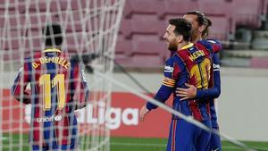 Leo Messi y Antoine Griezmann celebran el primer gol del FC Barcelona ante el Huesca