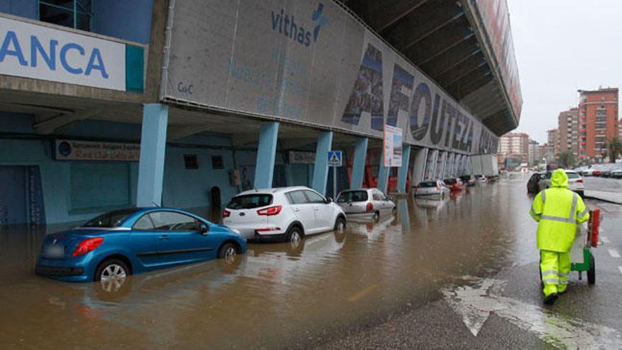 Las inmediaciones del estadio de Balaídos están inundadas // A.Irago