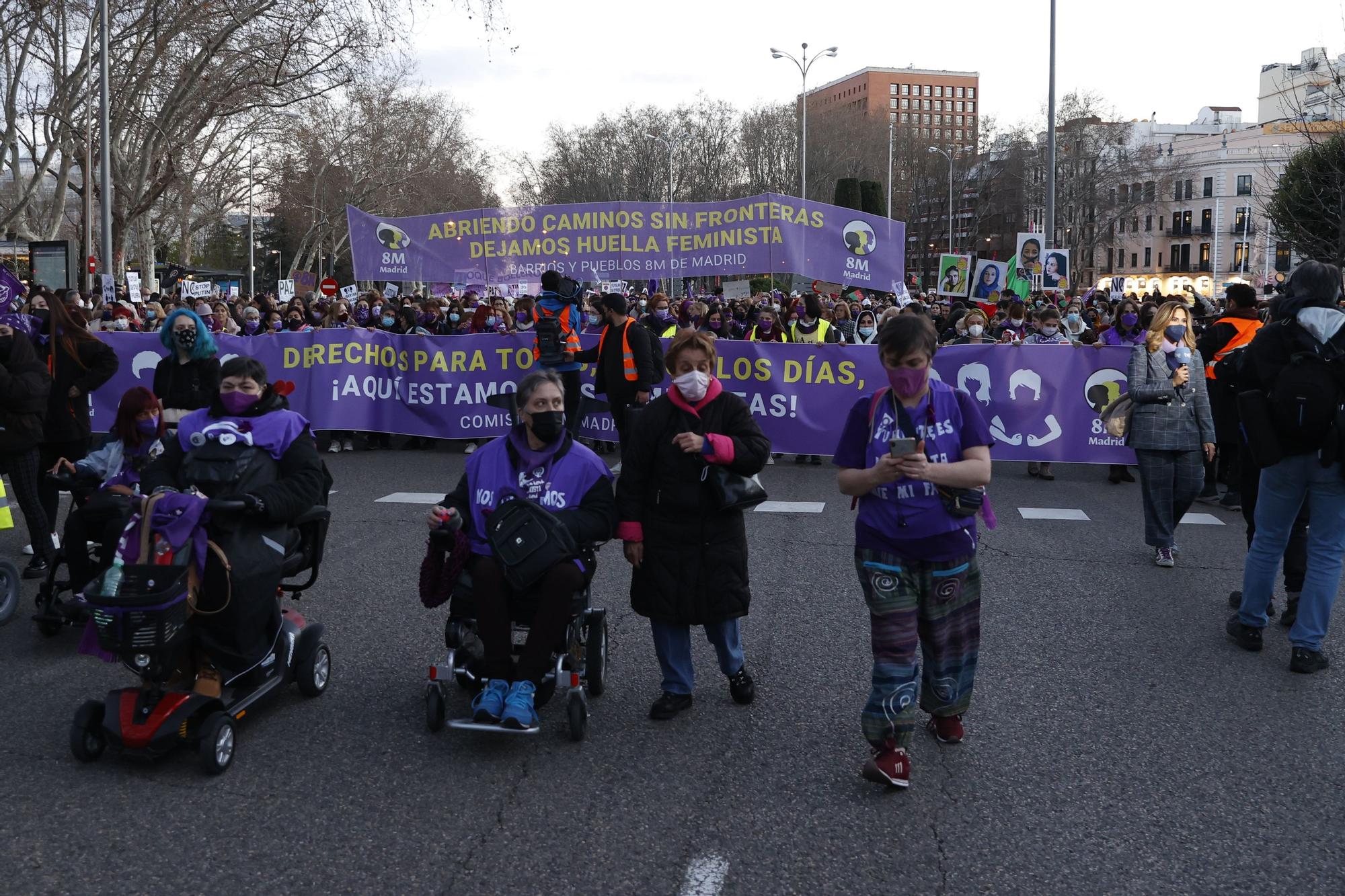 Miles de personas marchan por los derechos de las mujeres en Madrid