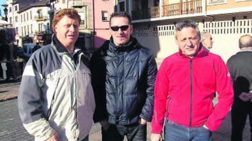 Por la izquierda, los ex jugadores del Cánicas Aure, Pirri Mori y Mamel.