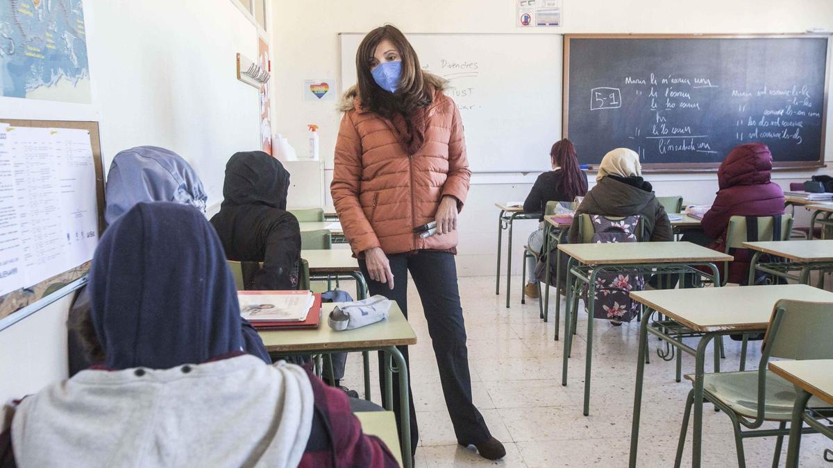 Alumnos del IES. Canavilles de Alicante se abrigan durante las clases