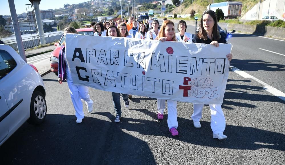 Trabajadores del Materno se movilizan para pedir mas plazas de aparcamiento.