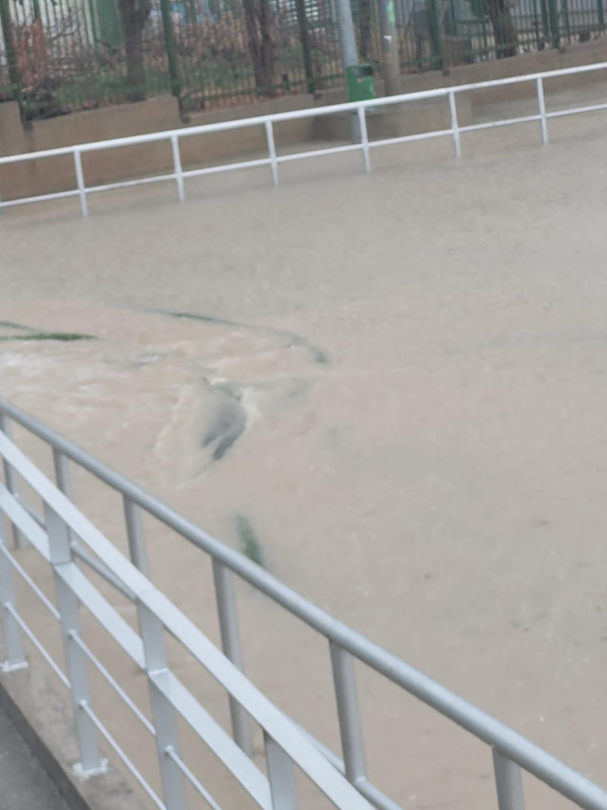 El antes y el después del campo de fútbol de San José tras la gran tormenta del sábado El antes y el después del campo de fútbol de San José tras la gran tormenta del sábado