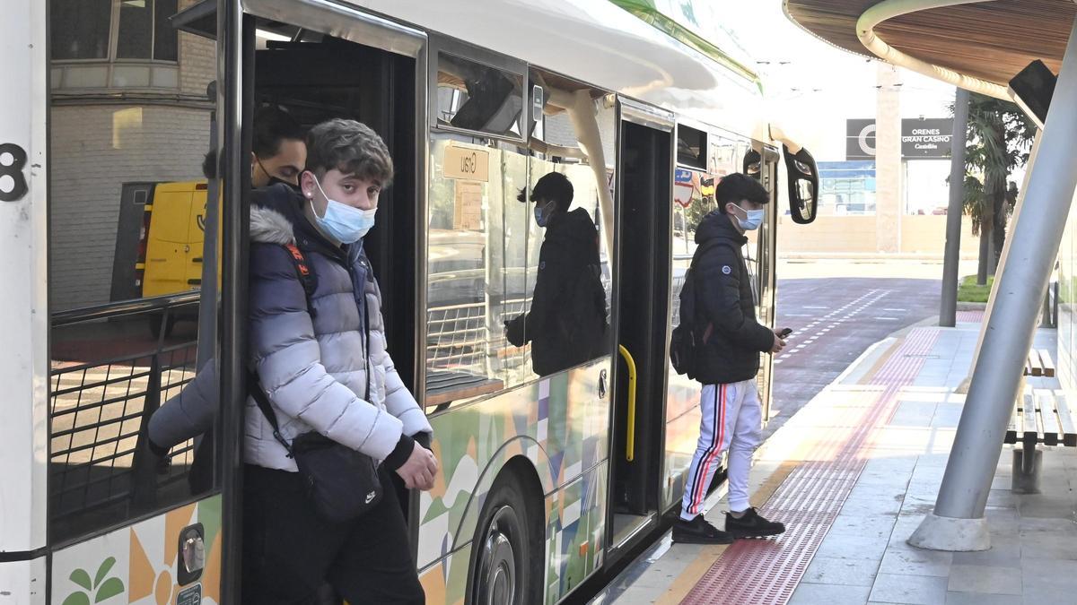 Imagen de archivo de una persona llevando la mascarilla en el transporte público.