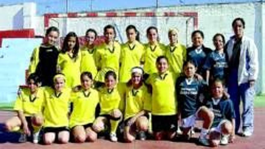 Los equipos benjamín y alevín femenino de fútbol sala de Torremejía