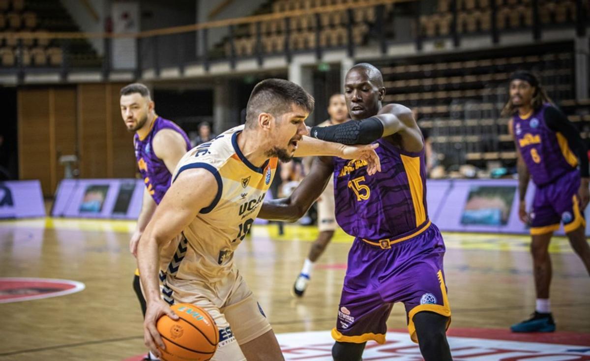 Todorovic, del UCAM,
ayer ante Hervey en
Hungría. fiba champions league | FIBA CHAMPIONES LEAGUE
