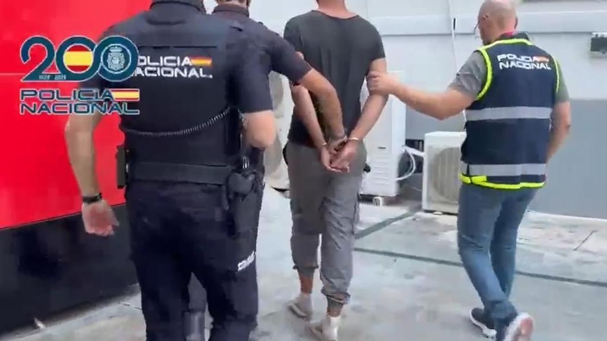 La Policía Nacional detiene gracias a un antiguo profesor al joven que mató a su padrastro con una mancuerna en Valencia