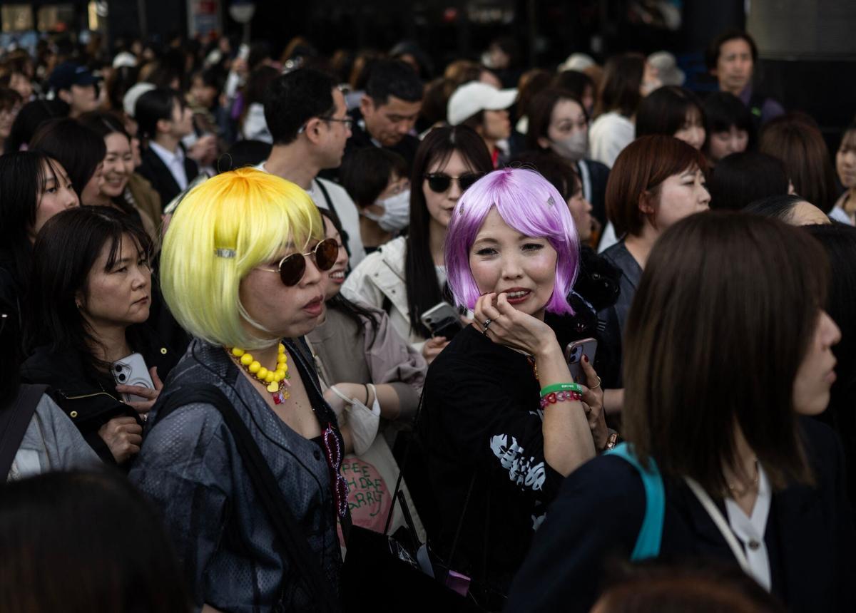 Los fans del grupo coreano BTS hacen fila en el Tokyo Dome antes del inicio de su primera gira mundial, «Arirang», en Tokio el 17 de abril de 2026. Decenas de miles de fans esperaban con entusiasmo a las afueras del emblemático estadio de Tokio para ver a BTS en su primer concierto fuera de Corea del Sur tras el inicio de su gira mundial. (Foto de Andrew CABALLERO-REYNOLDS / AFP)