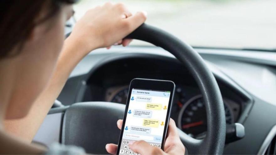 Importante aviso de la DGT: no hagas esto con el móvil mientras conduces