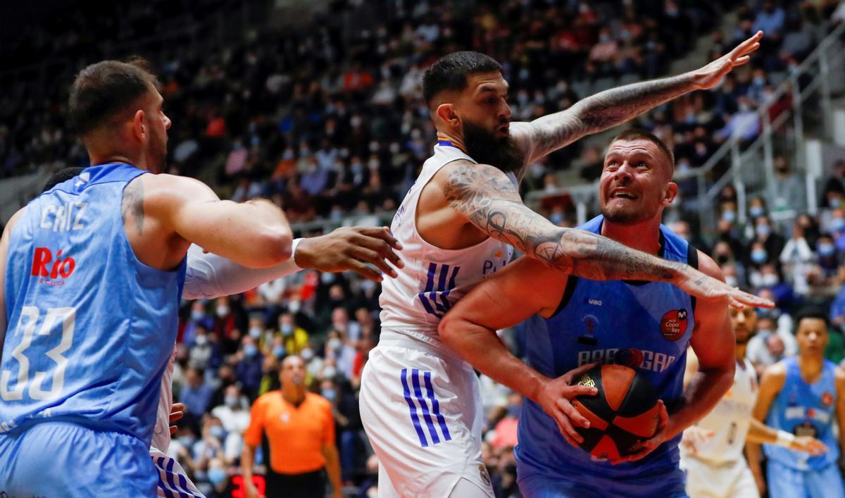 Poirier frena una acción de Musa, que la temporada próxima jugará en el Real Madrid