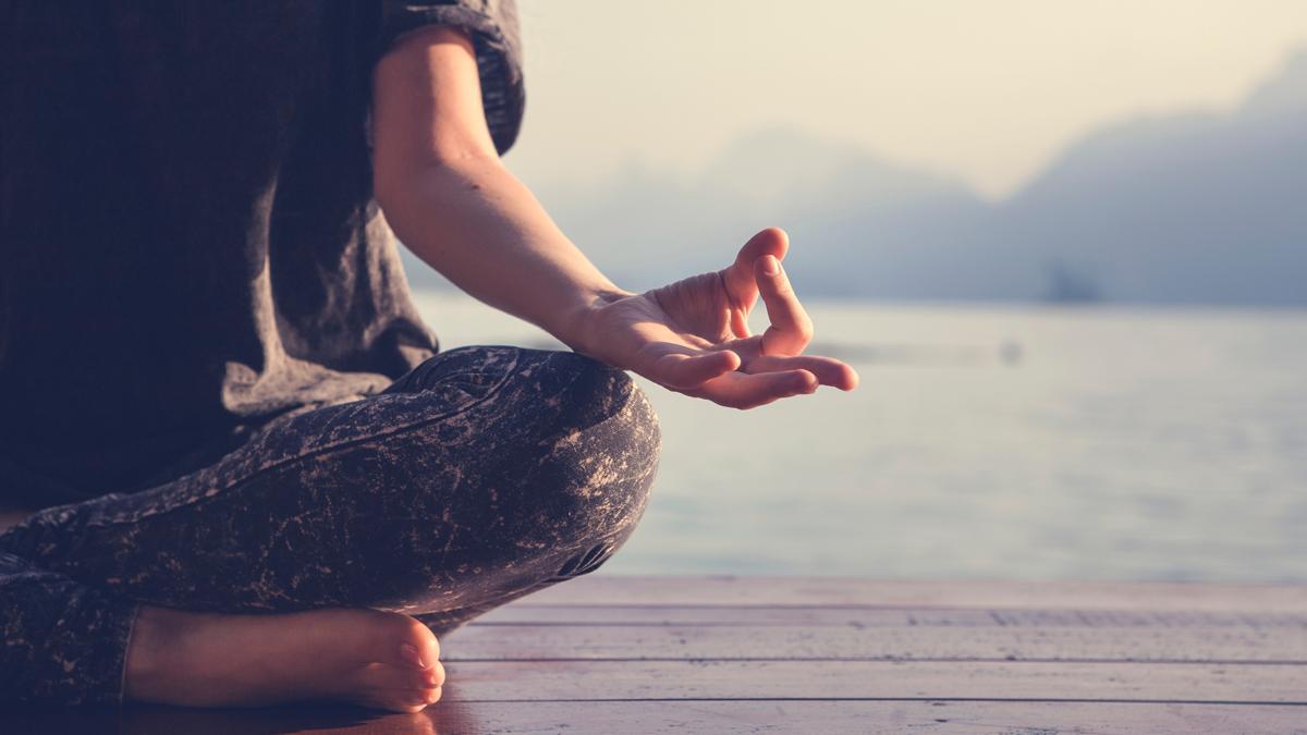 Una mujer meditando