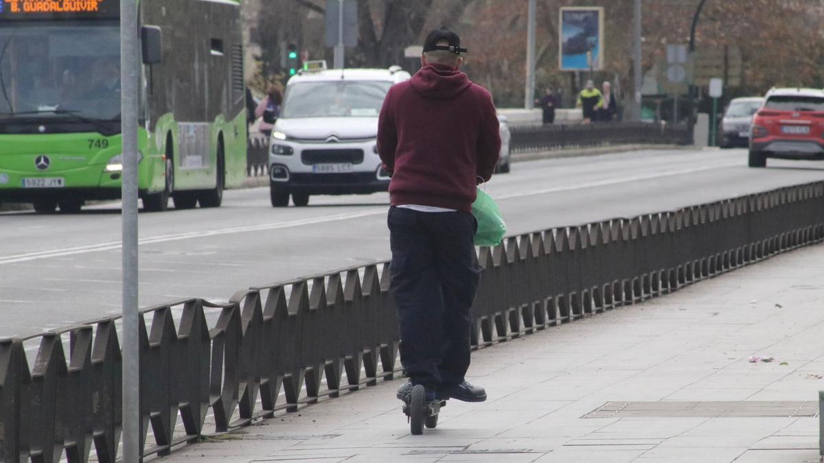 Una persona circula con el patinete por la acera, este sábado, en Córdoba.