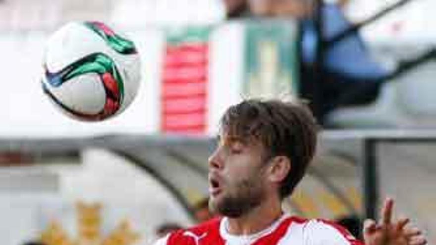 Rubén Moreno recibe un balón, ayer.