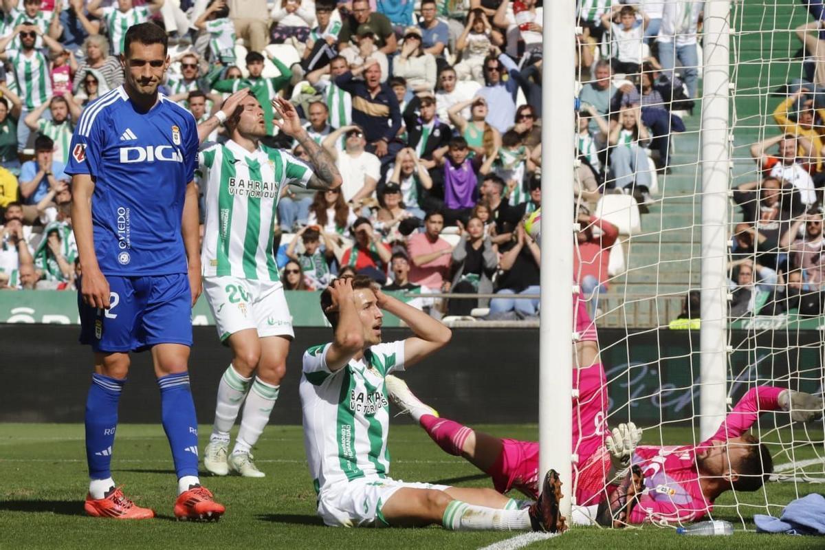 Pedro Ortiz y Antonio Casas se lamentan en el Córdoba CF-Oviedo del pasado curso.