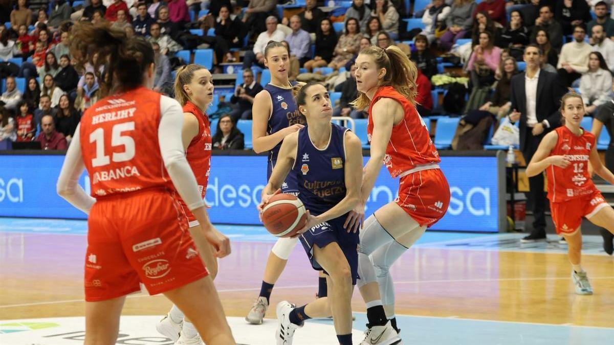 Queralt casas y Raquel Carrera, en el partido ante el DM Ensino