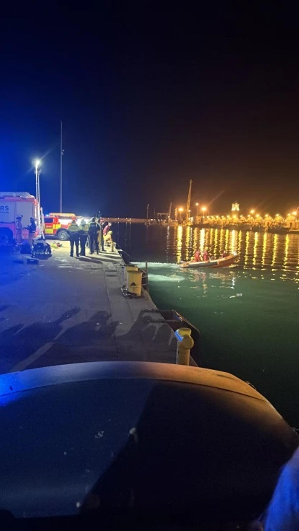 El operativo que, anoche, localizó el coche y sacó el cuerpo de la víctima.