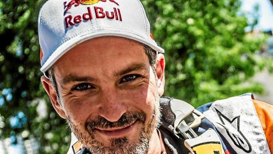 Jordi Viladoms, amb la medalla que va rebre en el seu últim Dakar