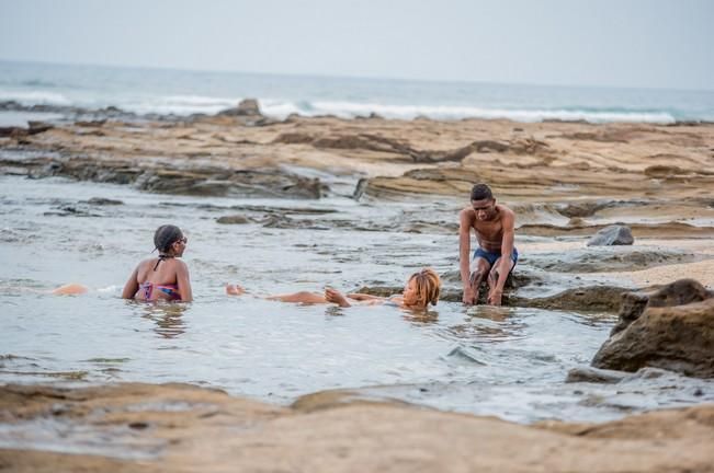 Dia de lunes festivo en la Playa del Confital