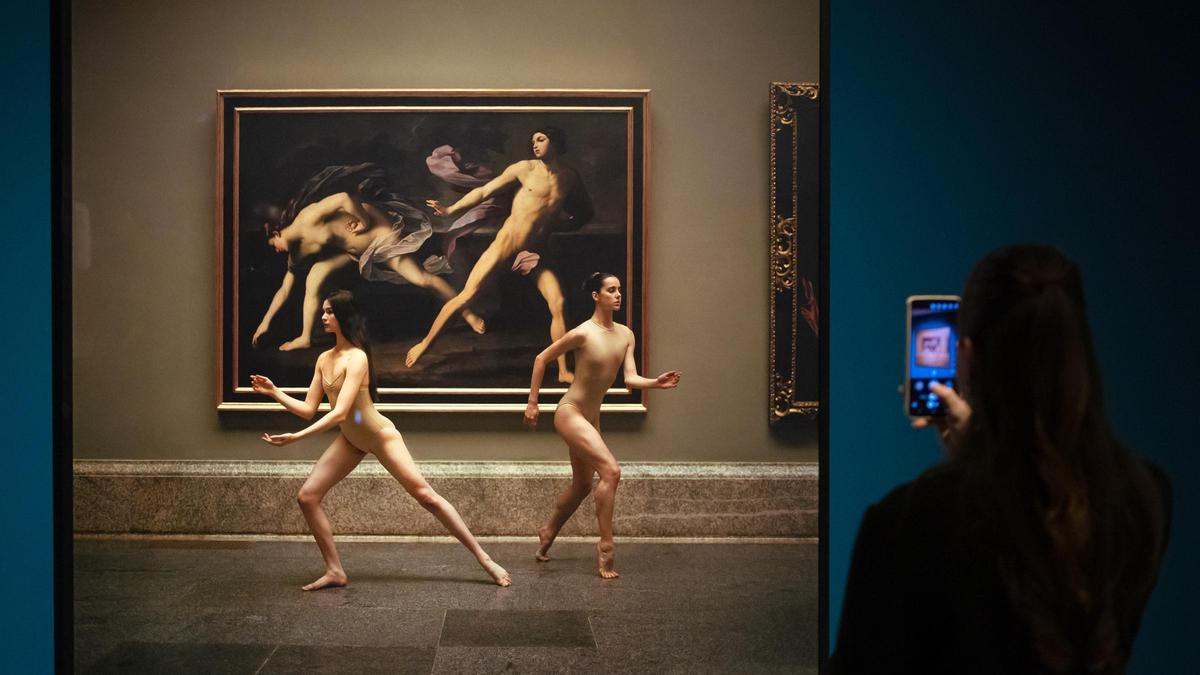 Una visitante del Ruso, contemplando las fotografías de Katsuba