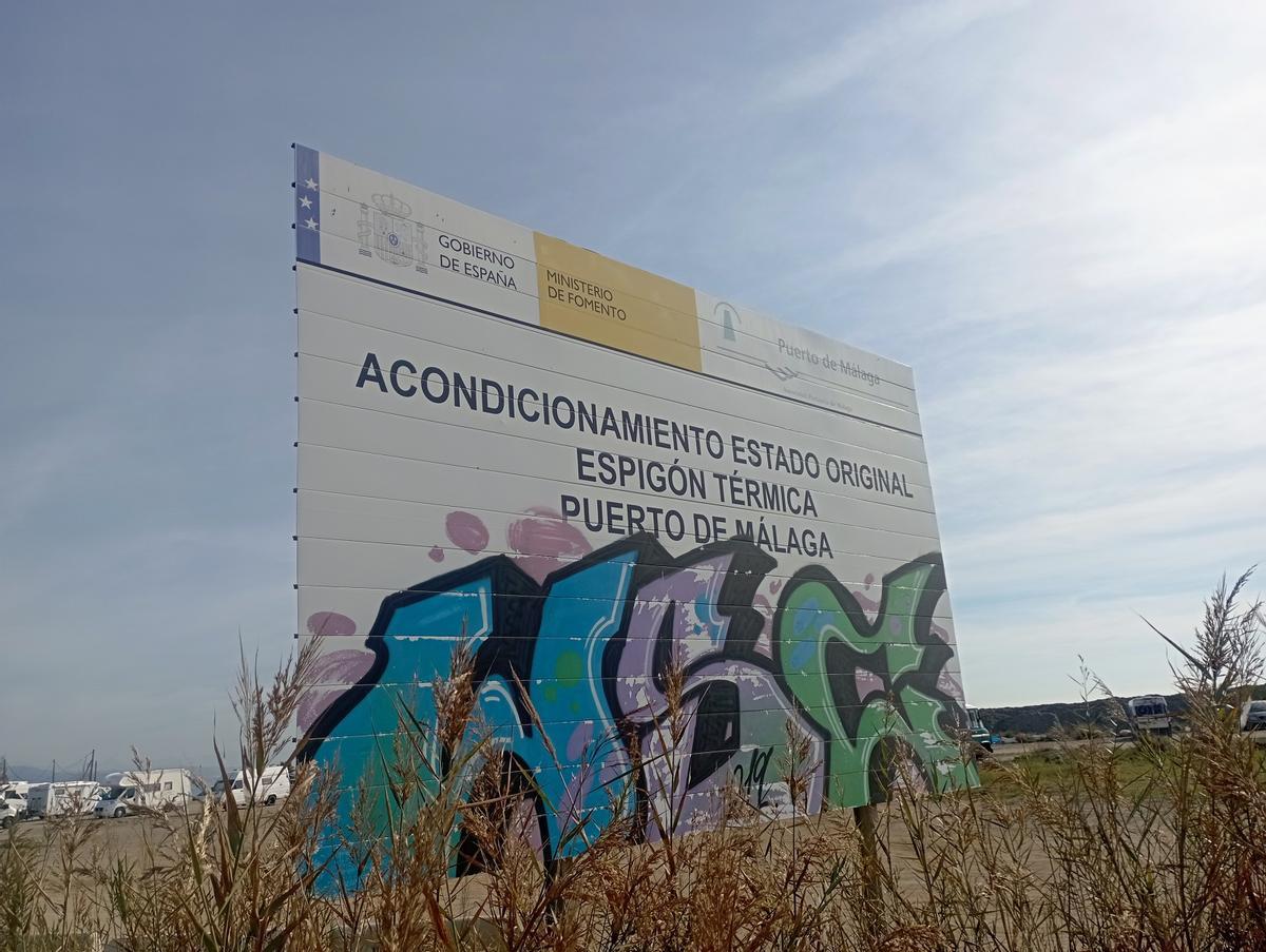 Cartel vandalizado de la administración central, junto al espigón de La Térmica.