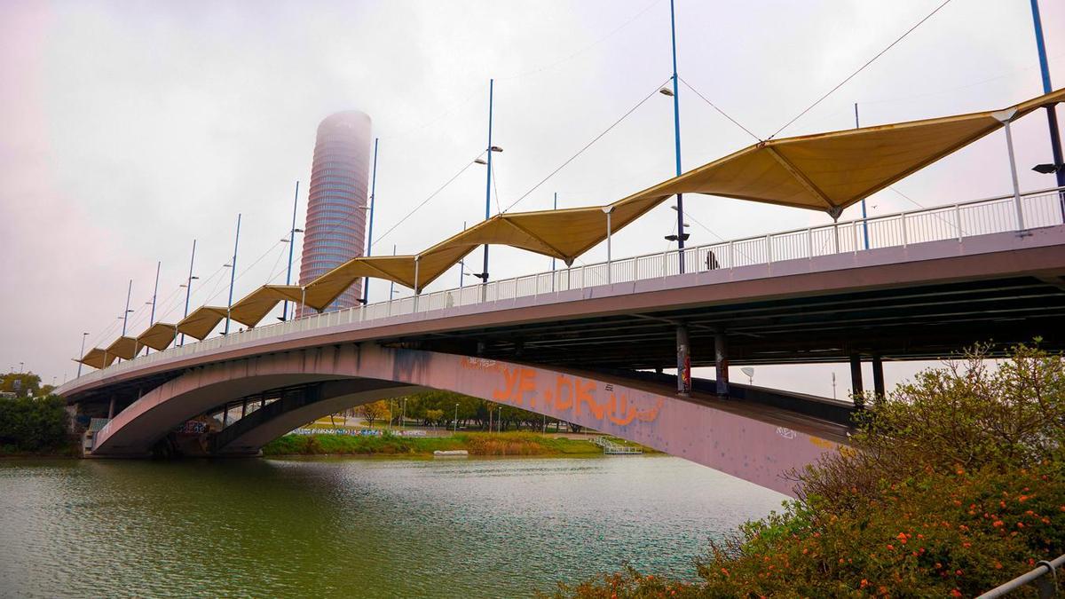 Rescatan un cadáver bajo el puente del Cachorro en el Guadalquivir