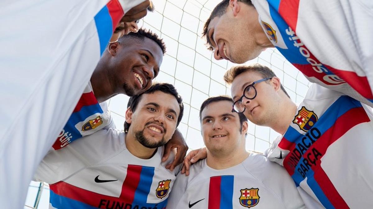 Ansu Fati, con jugadores de la Fundación Barça Genuine, luciendo la tercera nueva camiseta azulgrana.