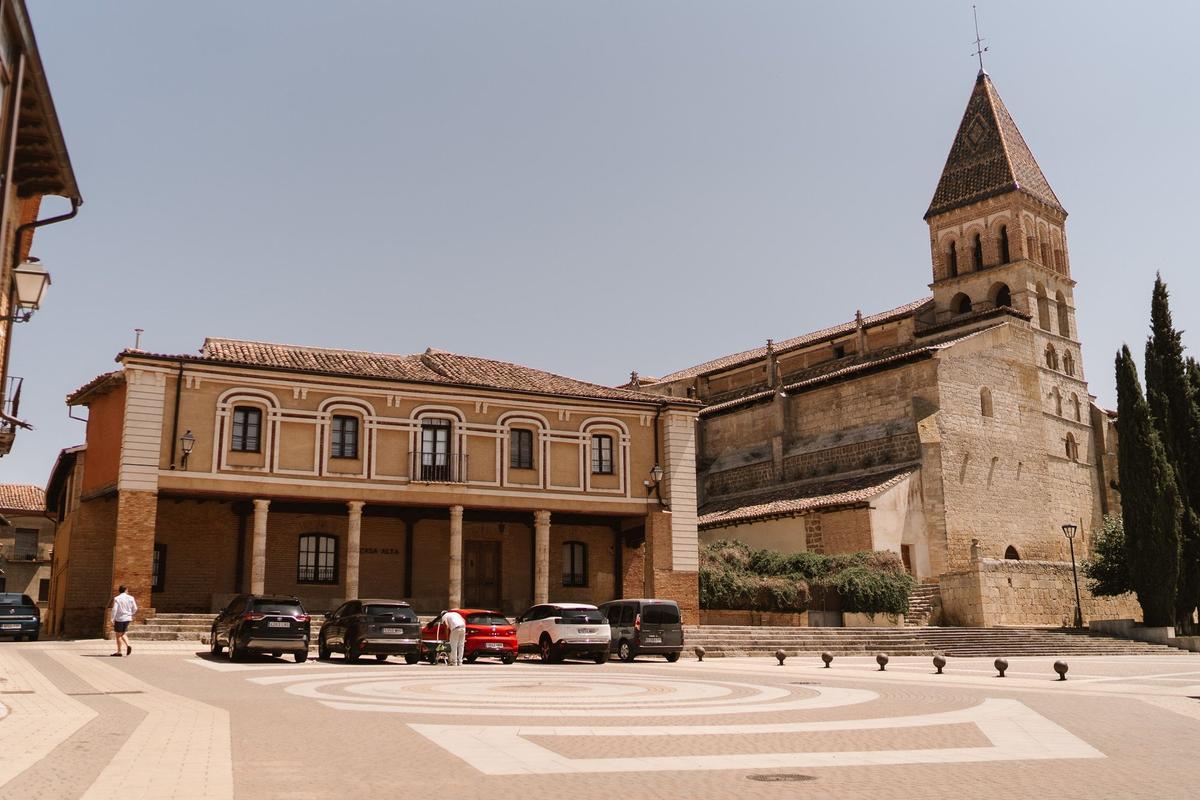 Vista de la iglesia de Santa Eulalia, en el centro de Paredes de Nava, en Palencia.