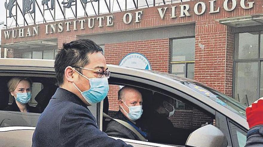 Miembros de la OMS, a su llegada al Instituto de Virología de Wuhan, en China, el pasado febrero.
