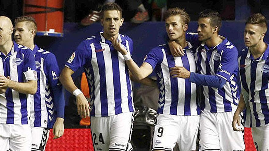 Los jugadores del Alavés celebran el gol de Santos.