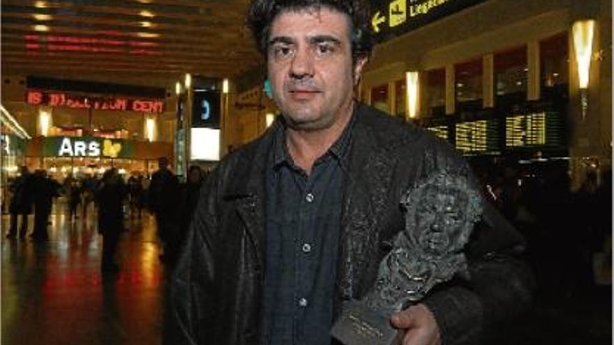 Joan Soler ensenya el Goya que va guanyar el 2004 en arribar a l&#039;aeroport del Prat procedent de Madrid