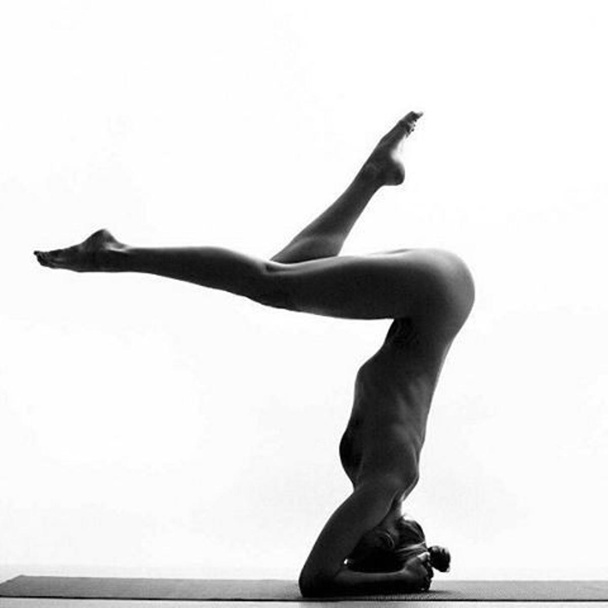 El yoga 'nude' en Instagram: posturas arriesgadas