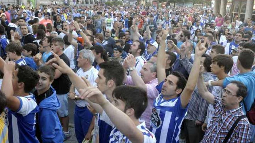 Aficionados del Deportivo, concentrados en la plaza de Pontevedra el pasado 30 de julio. / víctor echave