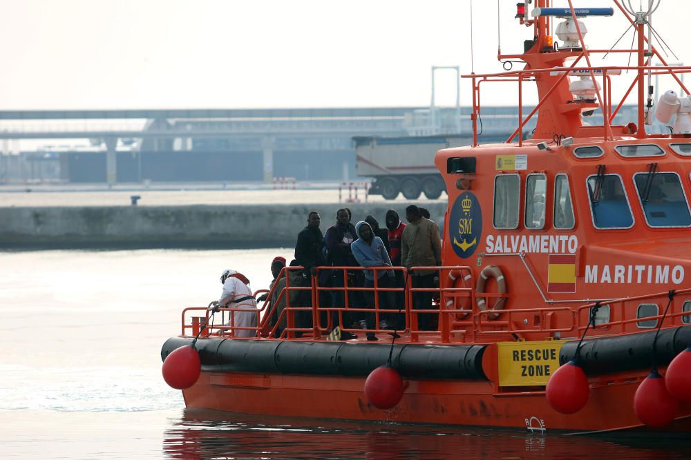 Rescatan a una patera con 50 inmigrantes interceptada en la costa de Málaga