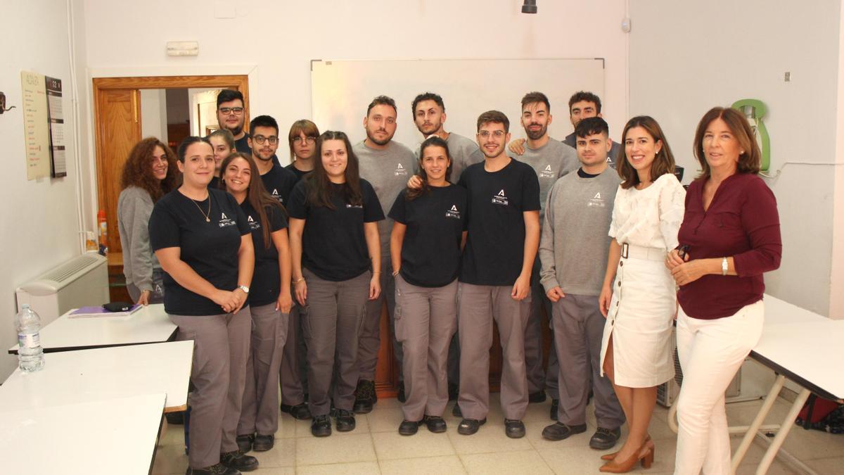 Visita de la primera teniente de alcalde de Lucena y edil de Formación para el Empleo, Teresa Alonso a la escuela taller Lucena Activa 1.