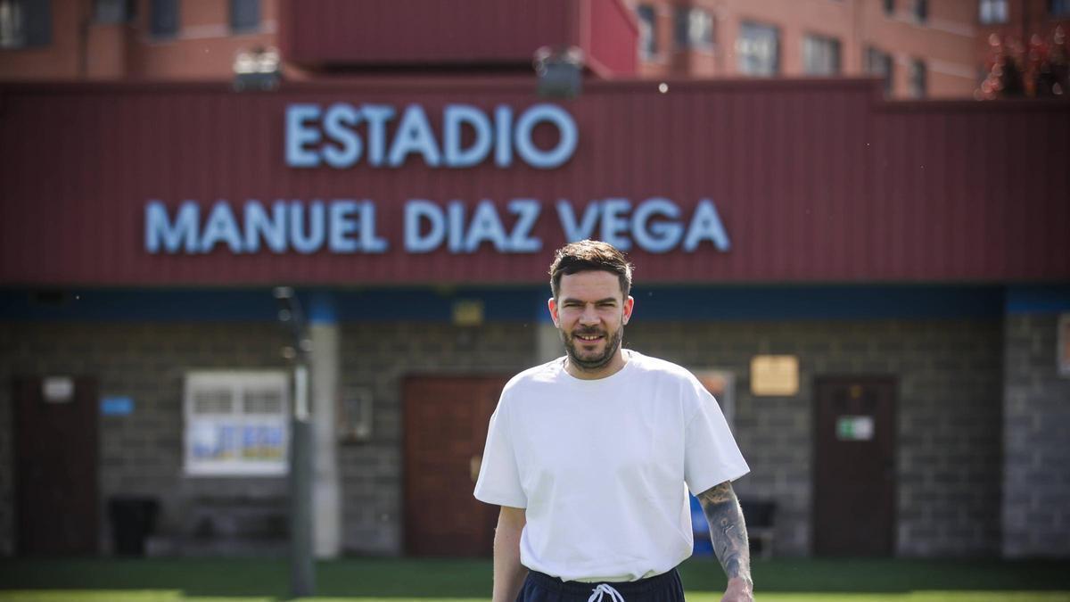 David Alonso, capitán de La Corredoria, sobre el césped del Díaz Vega.
