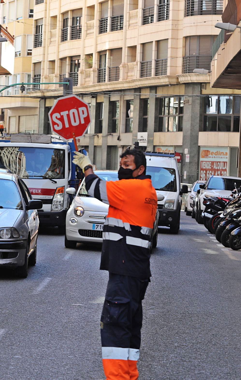 Atascos ocasionados ayer en algunas de las calles del centro de Elche como consecuencia de los trabajos de asfaltado que se van a realizar durante toda la semana.